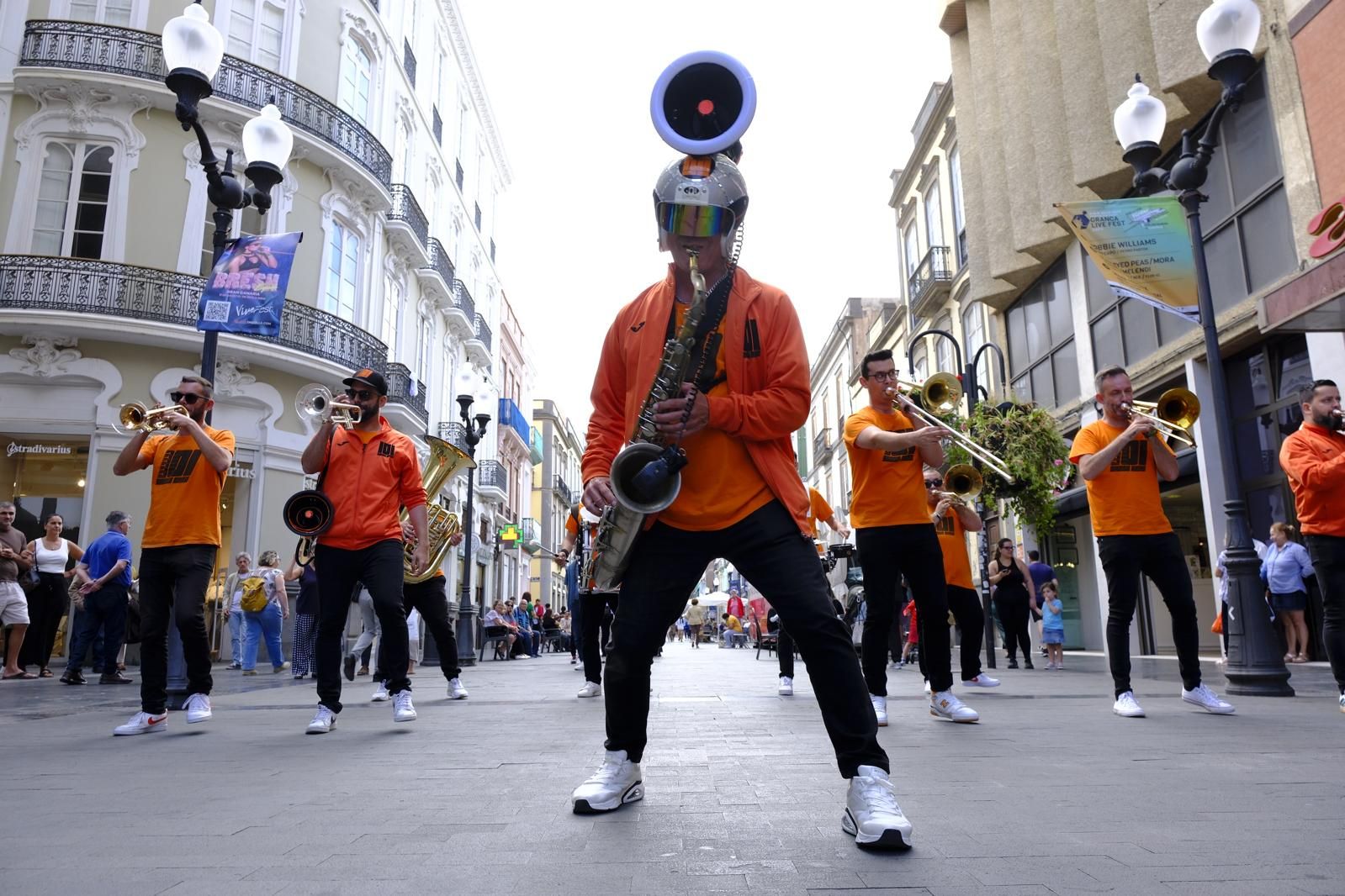 Música y alegría en el Pasacalles del Festival Canariona