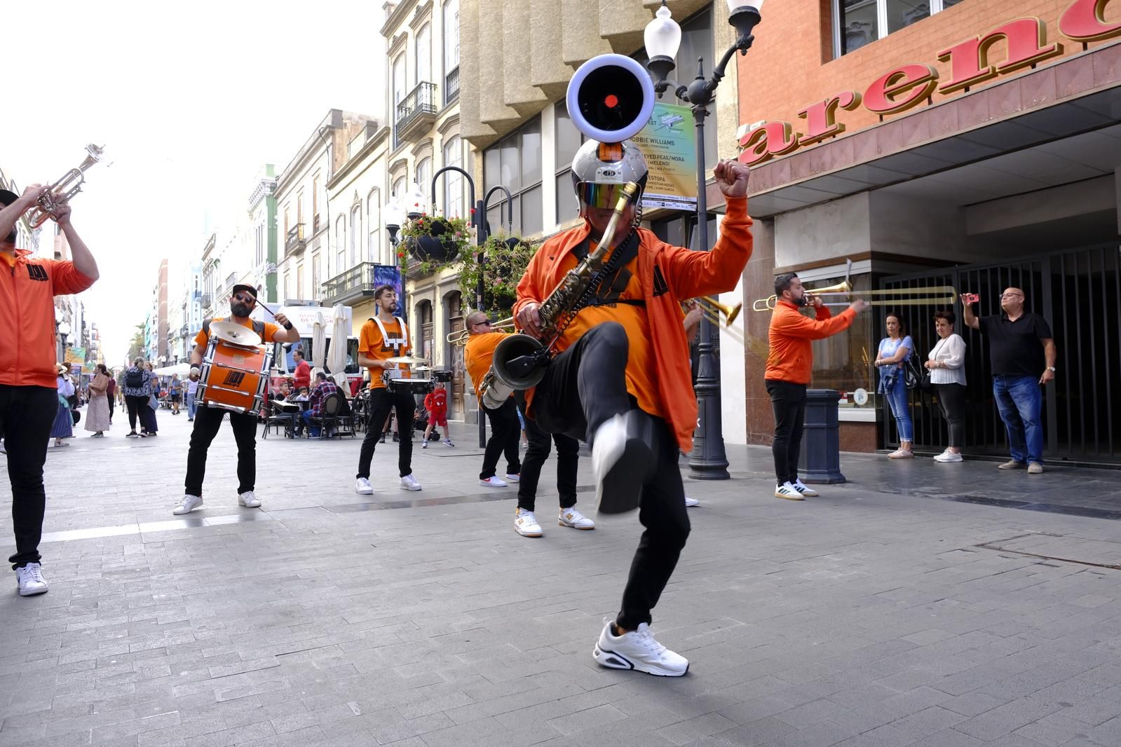 Música y alegría en el Pasacalles del Festival Canariona