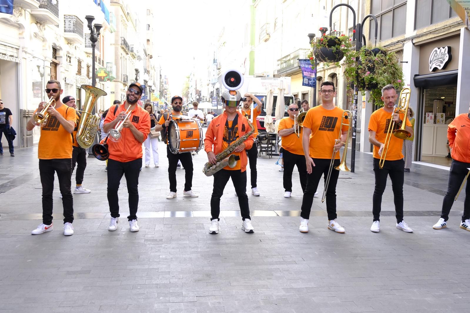 Música y alegría en el Pasacalles del Festival Canariona