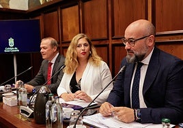 Aridany Romero (izda.), consejero de Deportes del Cabildod e Gran Canaria, junto con la consejera de Política Social, Isabel Mena, y el vicepresidente, Augusto Hidalgo.
