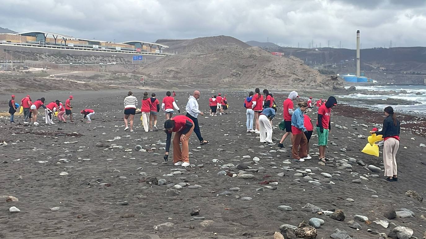 Los Ayuntamientos de Las Palmas de Gran Canaria y Telde limpian la playa de Bocabarranco con Mares Circulares