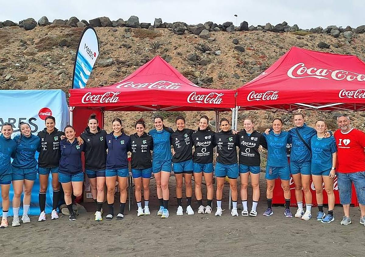 Imagen secundaria 1 - Los Ayuntamientos de Las Palmas de Gran Canaria y Telde limpian la playa de Bocabarranco con Mares Circulares