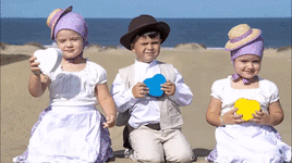 El reportero gráfico de Canarias7 Arcadio Suárez junto a los pequeños Martina, Enzo y Lola (el reportaje se hizo sin invadir el espacio protegido).