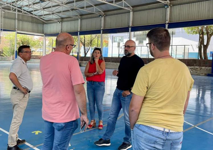 Visita del consejero de Deportes a la cancha azul de Valsequillo.