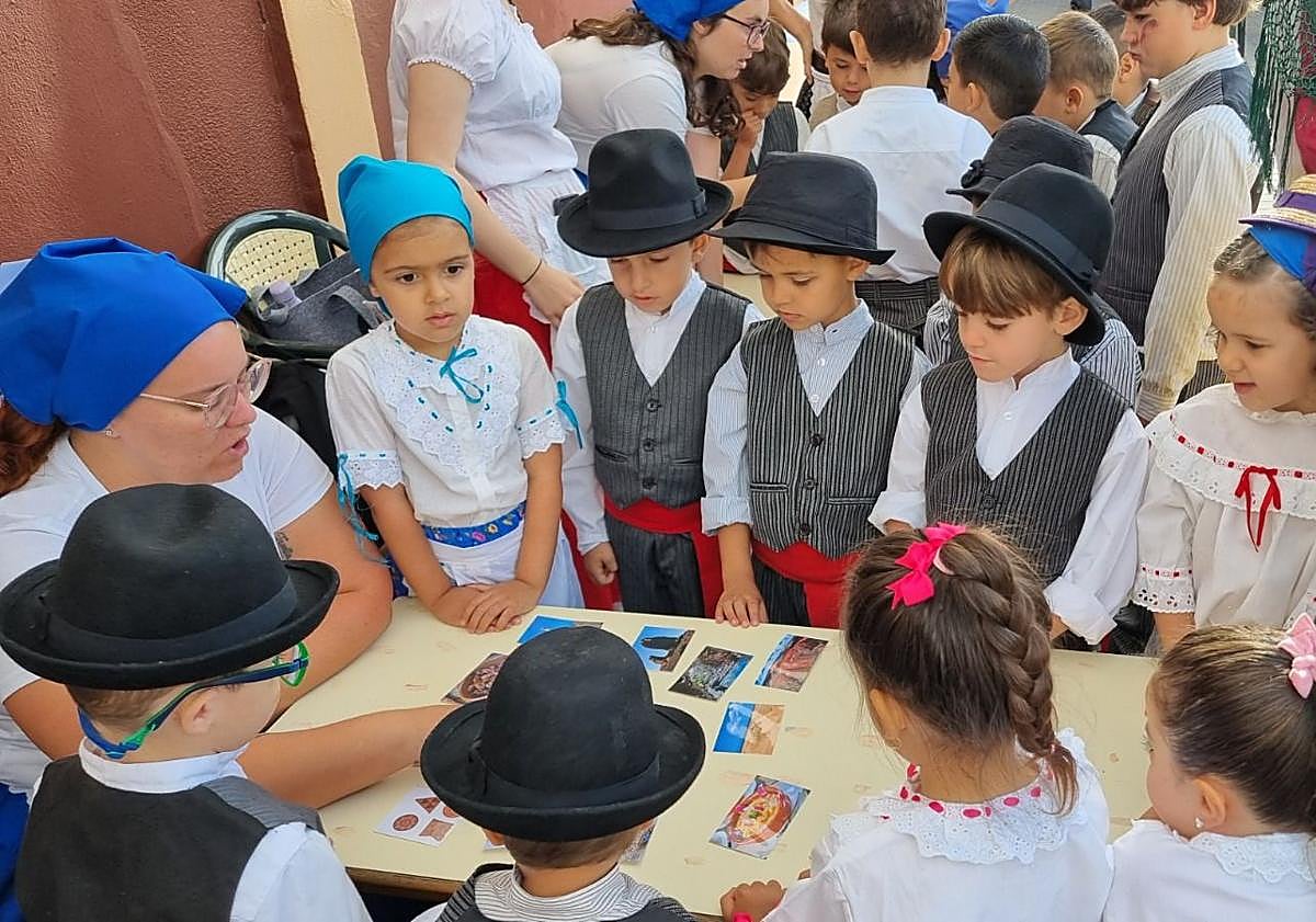 Imagen principal - El CEIP Los Giles Celebra el Día de Canarias con Arte, Música y Tradiciones