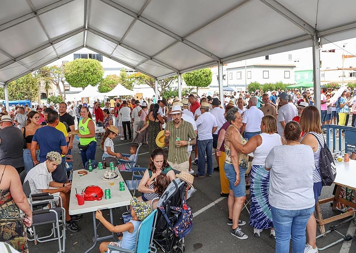 Imagen secundaria 1 - Distintos momentos del asadero y procesión de San Fernando El Chico.