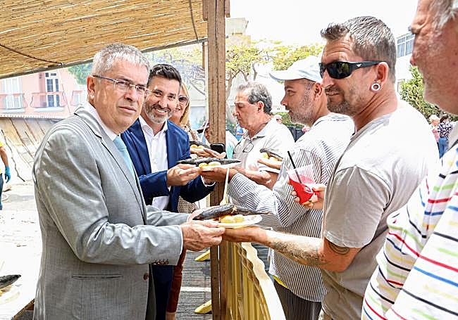 El alcalde, Marco Aurelio Pérez, y el primer teniente de alcalde, Alejandro Marichal, repartieron los primeros platos.