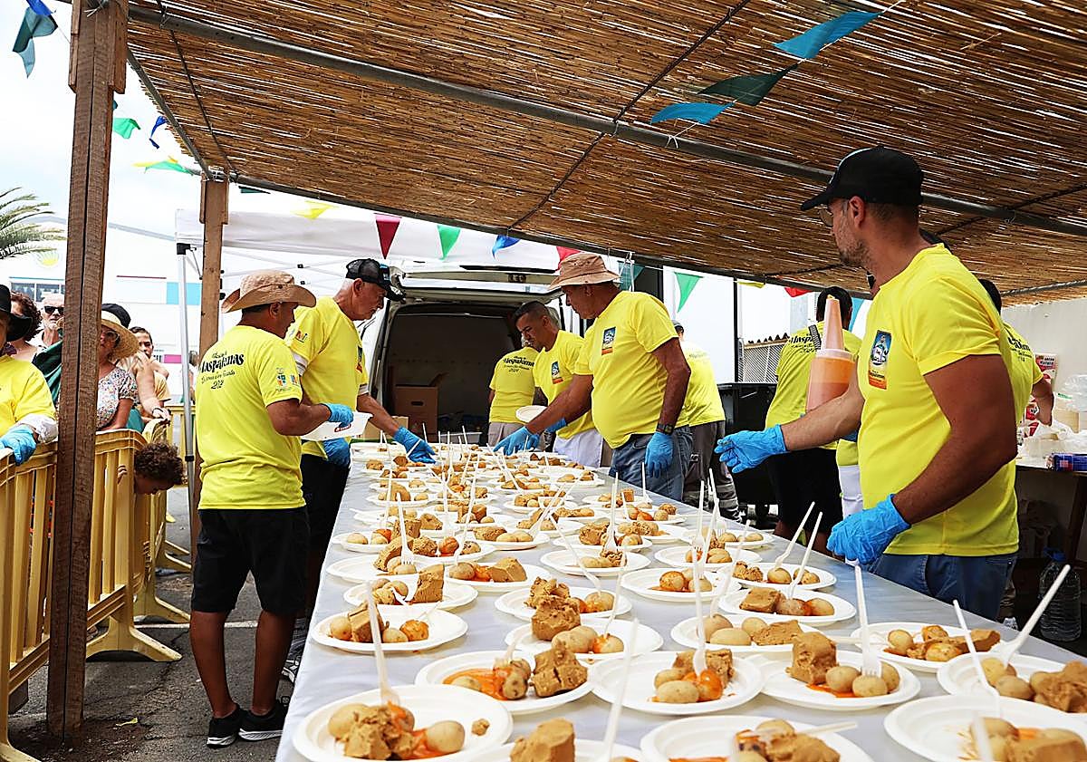 Imagen principal - Distintos momentos del asadero y procesión de San Fernando El Chico.