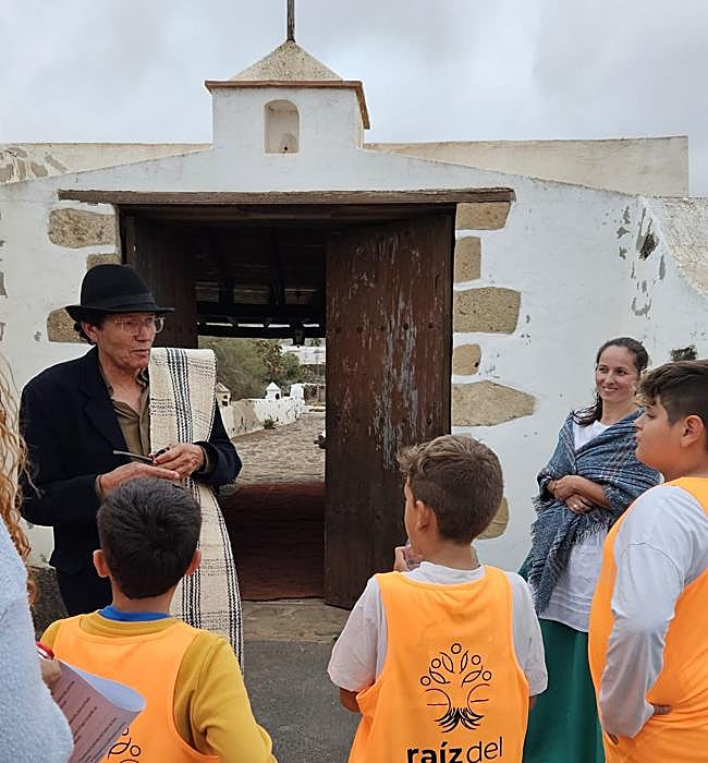 Pedro Carreño explica el funcionamiento de la tahona.