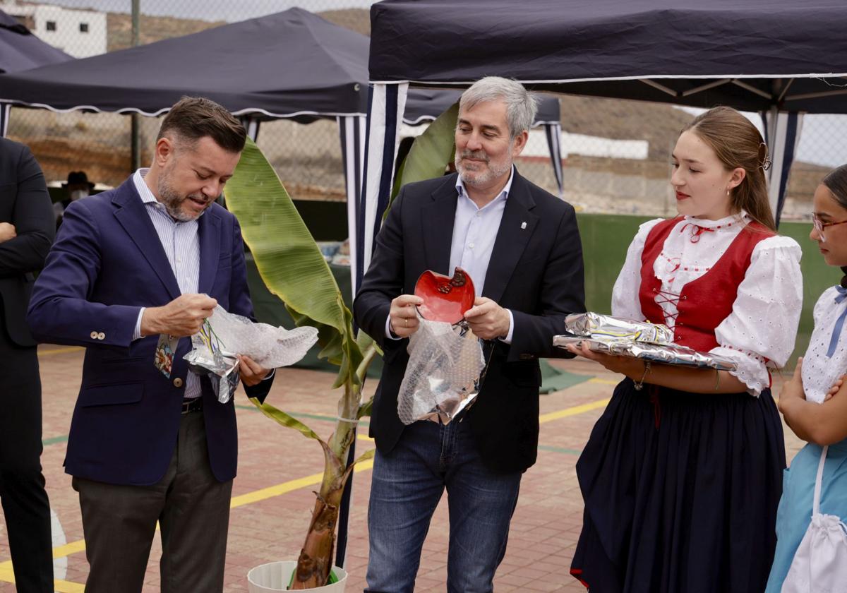 Clavijo esta semana en los actos organizados en Gáldar con motivo del Día de Canarias. En la imagen junto al alcalde, Teodoro Sosa.