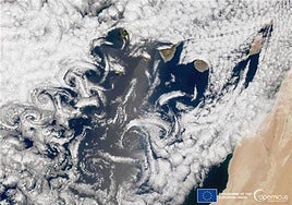 Los torbellinos inundan los cielos de Canarias en su día