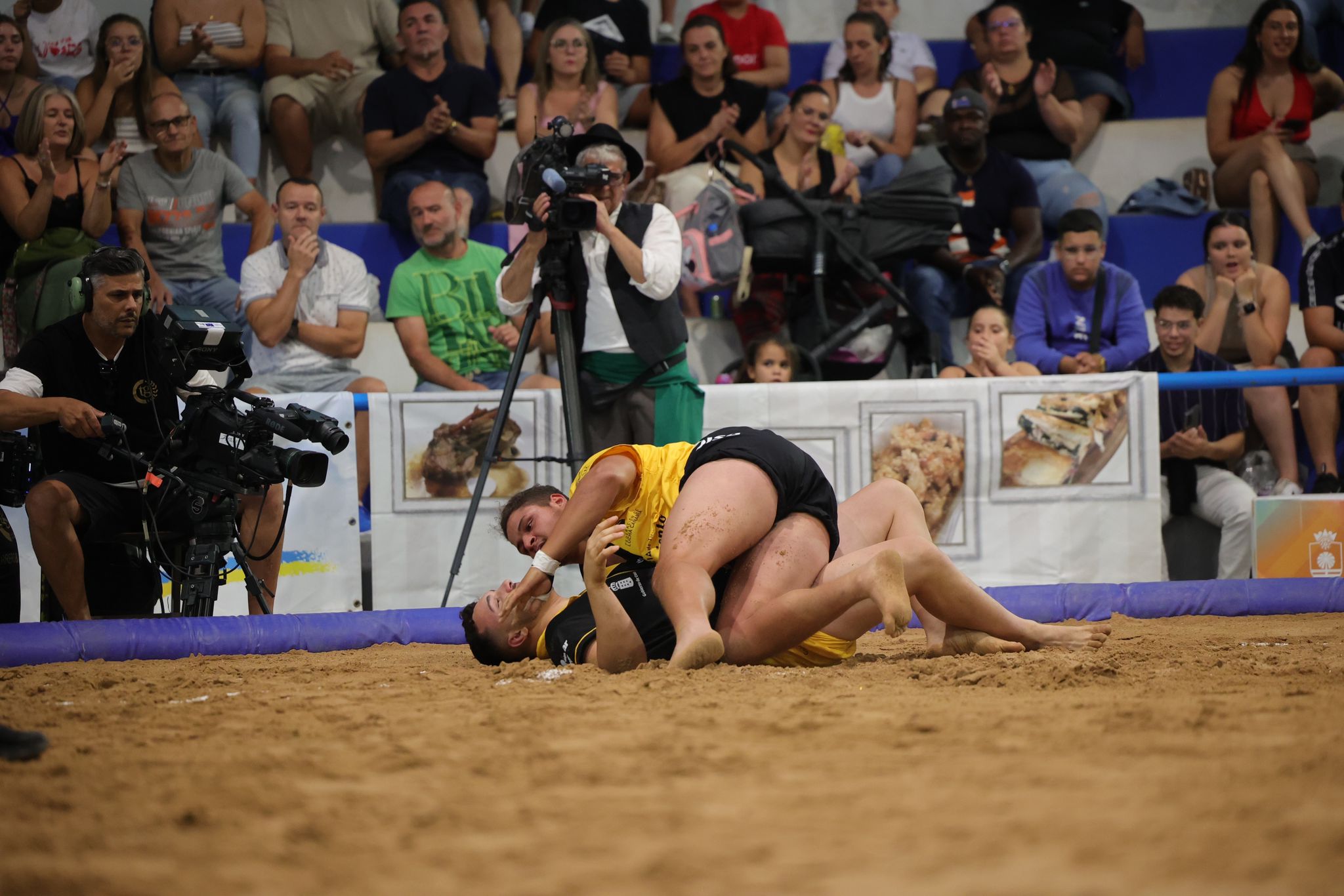 Las imágenes de la gran fiesta de la Luchada Institucional en Vecindario
