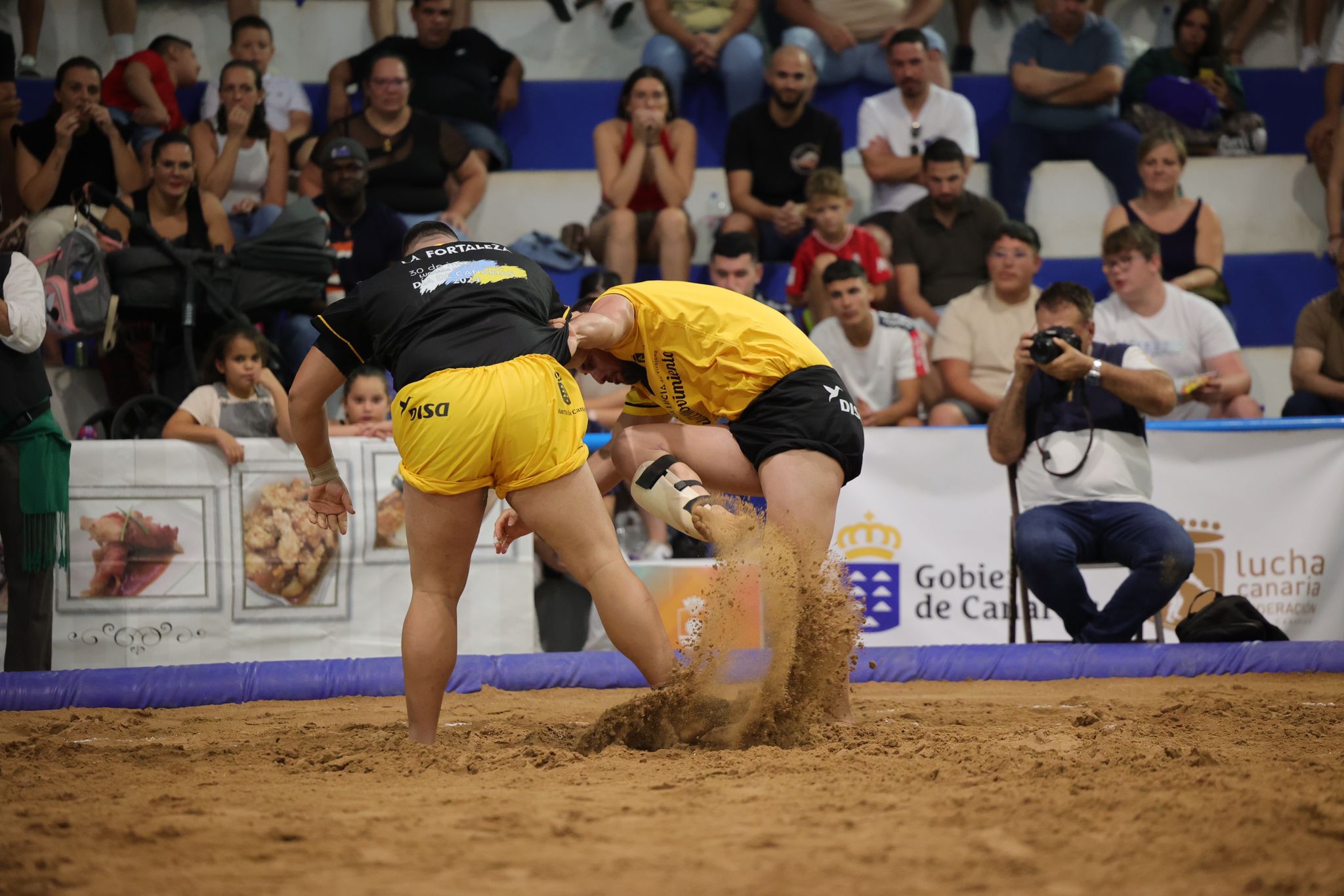 Las imágenes de la gran fiesta de la Luchada Institucional en Vecindario