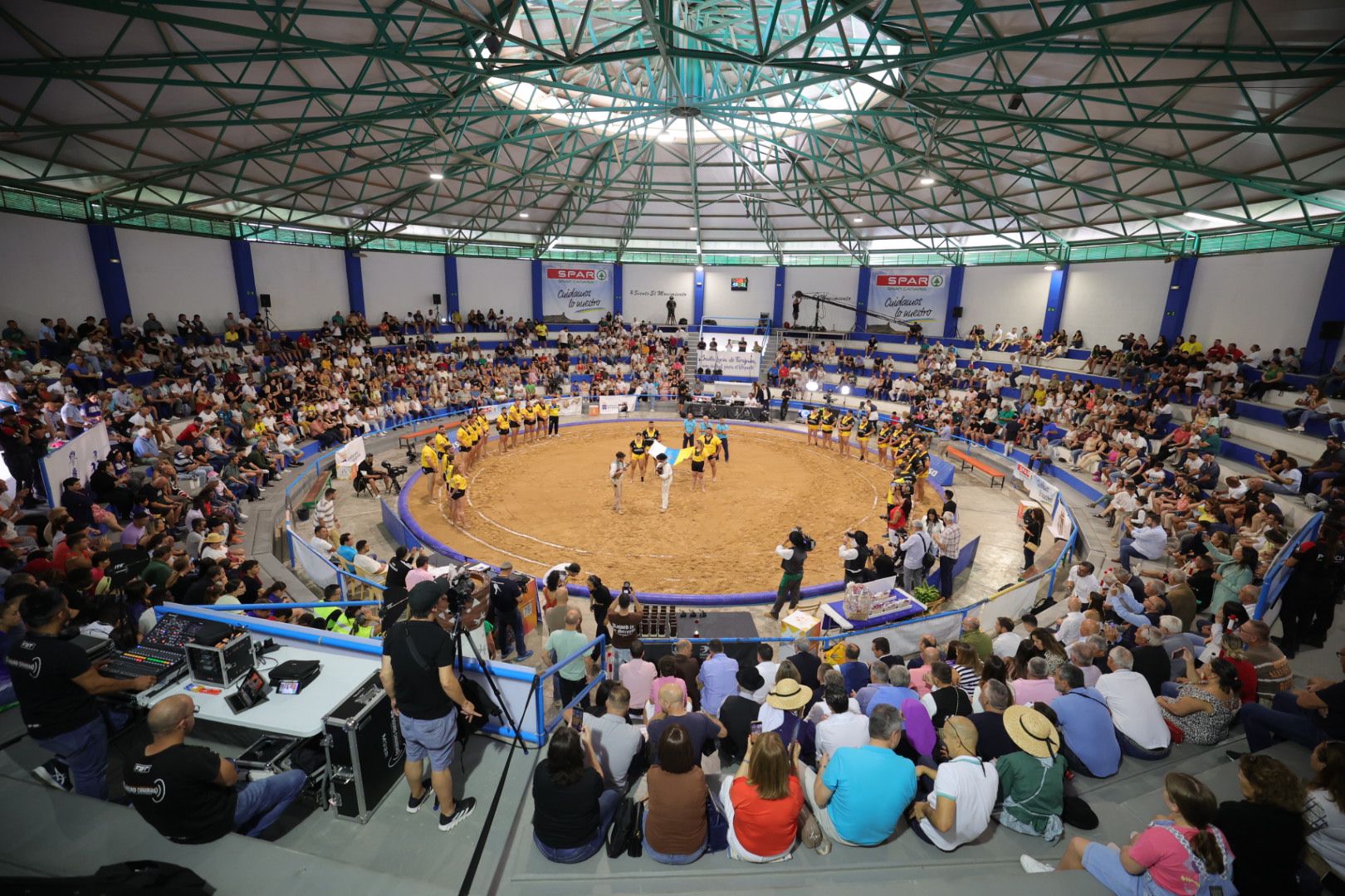 Las imágenes de la gran fiesta de la Luchada Institucional en Vecindario