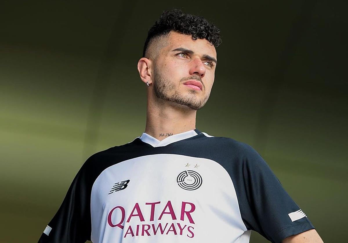 Rafa Mujica posa con los colores de su nuevo equipo.