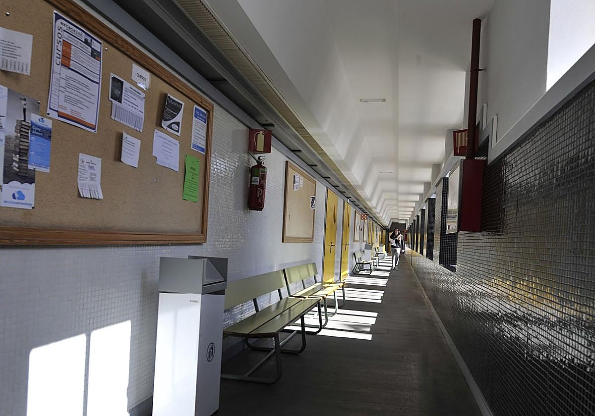 Imagen de archivo de uno de los pasillos de la Facultad de Ciencias de la Educación.