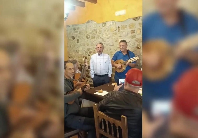 Miguel Ángel Revilla felicita el Día de Canarias cantando