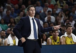 Jaka Lakovic da indicaciones durante el encuentro ante el Real Madrid en el Playoff.