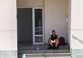 Sin agua ni luz desde hace unos días, AlbertoGarcía es el único residente del edificio.