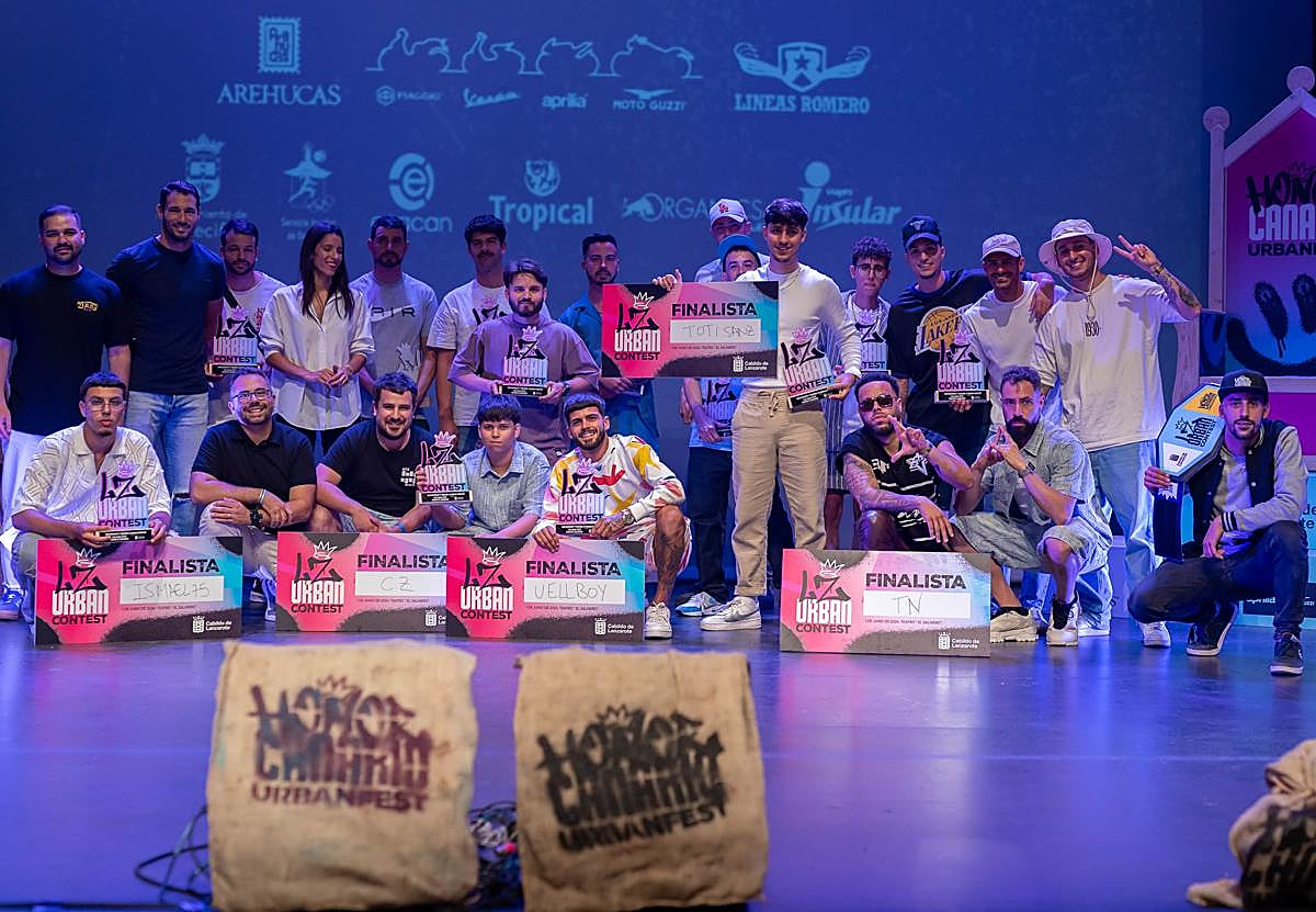 Finalistas posando con organizadores del evento.