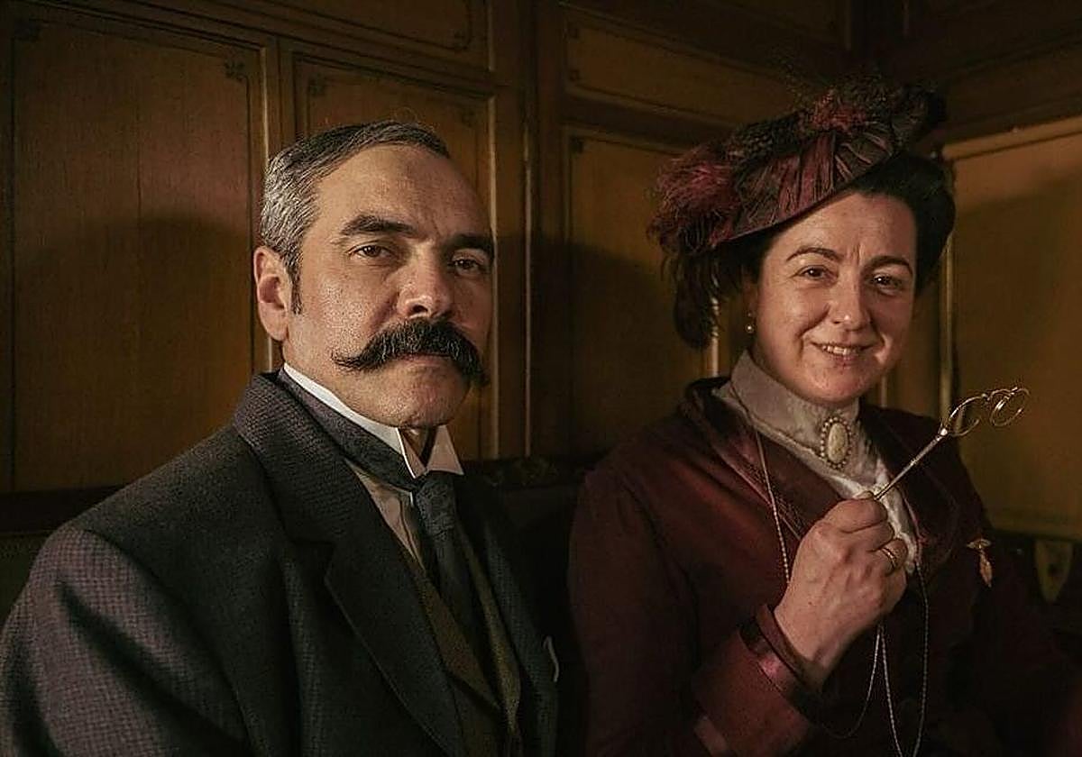 Paco Déniz y Lucía Veiga, caracterizados como Benito Pérez Galdós y Emilia Pardo Bazán, durante el rodaje del filme.
