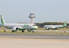 Imagen de archivo de dos aviones Binter.