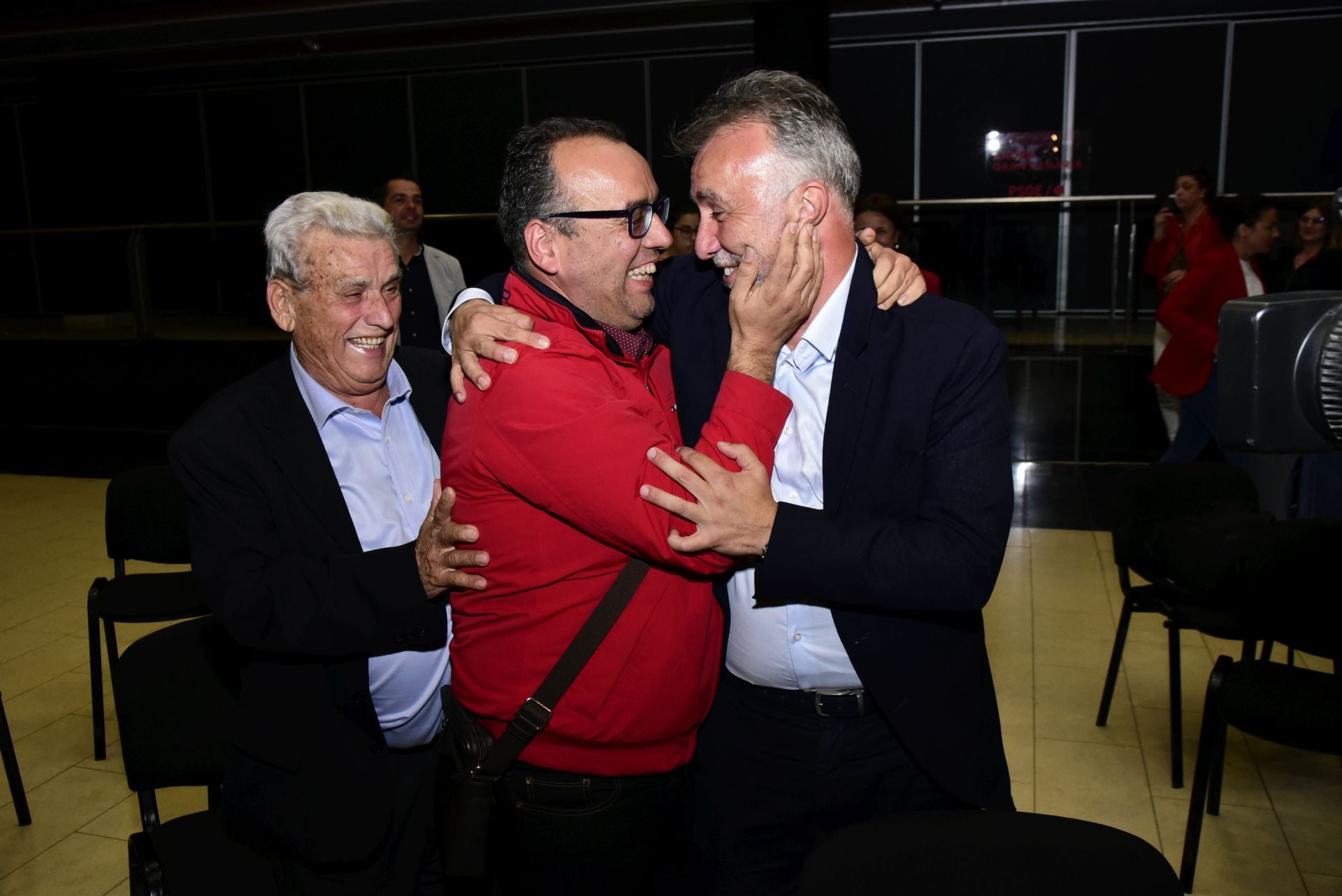 El álbum de Ángel Víctor Torres, con su padre, en la investidura