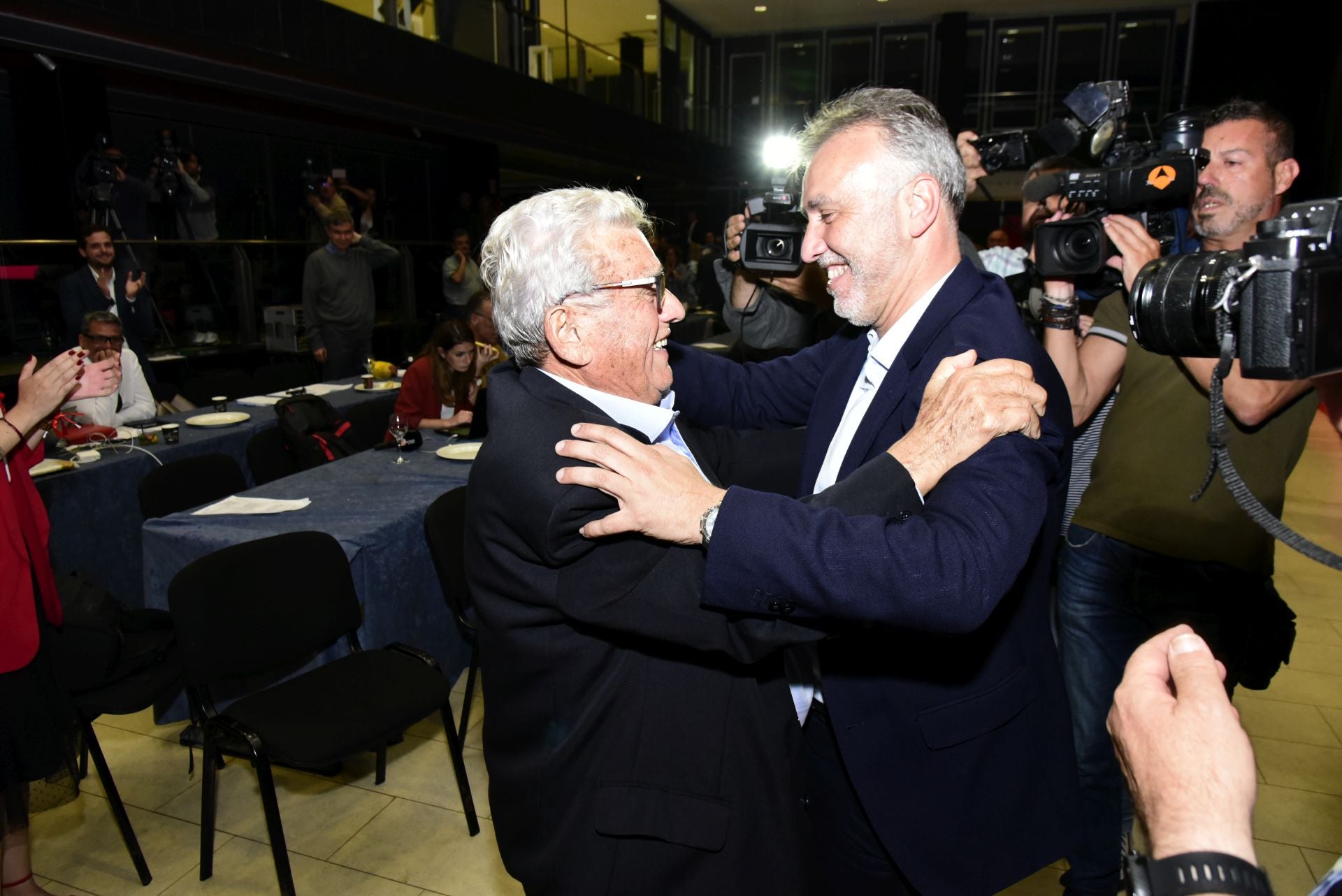 El álbum de Ángel Víctor Torres, con su padre, en la investidura