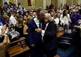 El álbum de Ángel Víctor Torres, con su padre, en la investidura