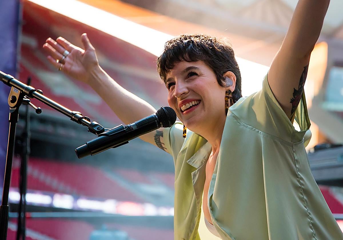 Iseo performing live