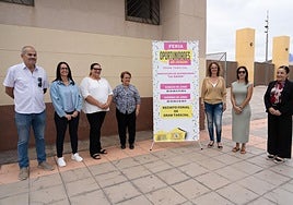 La alcaldesa Candi Umpiérrez y la consejera de Comercio, Lolina Negrín, en la presentación de la feria con representantes de la asociación de empresarios La Gavia, en el recinto ferial de Gran Tarajal.