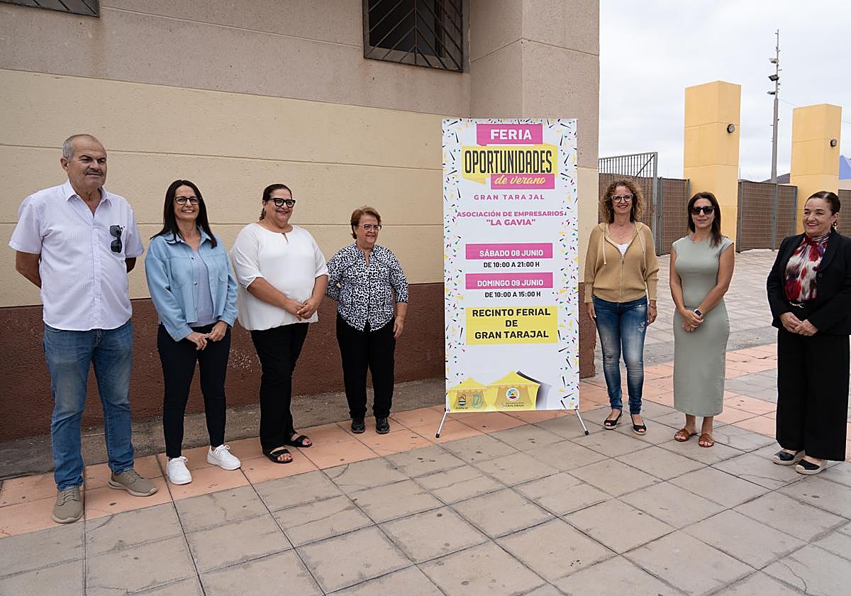 La alcaldesa Candi Umpiérrez y la consejera de Comercio, Lolina Negrín, en la presentación de la feria con representantes de la asociación de empresarios La Gavia, en el recinto ferial de Gran Tarajal.