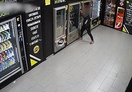 Imagen del detenido robando en uno de los establecimientos.