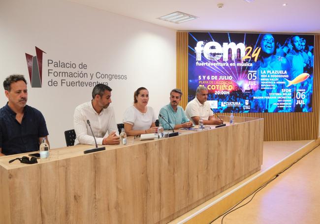 La presidenta Lola García y el alcalde Isaí Blanco, entre otros, en la presentación del cartel de la 22ª edición del FEM.