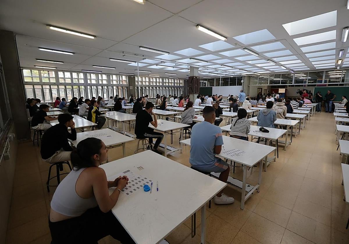 El inicio de las pruebas de la selectividad en Canarias, en imágenes
