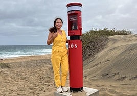 La concejala Toñi Fernández, con el totem de la playa de Jarugo.