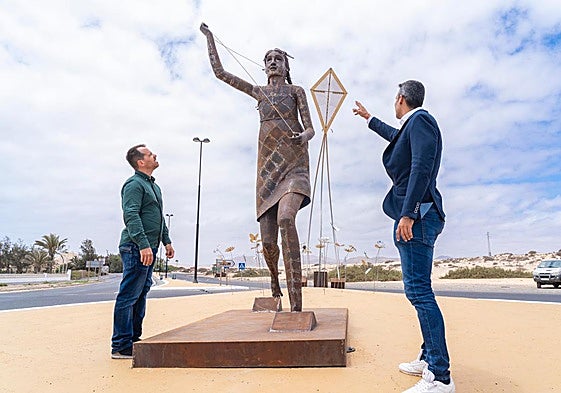 El concejal de Turismo, David Fajardo, y el alcalde Isaí Blanco, con la escultura que homenajea al Festival de Cometas de Corralejo.