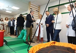 Autoridades visitando el nuevo servicio hospitalario.