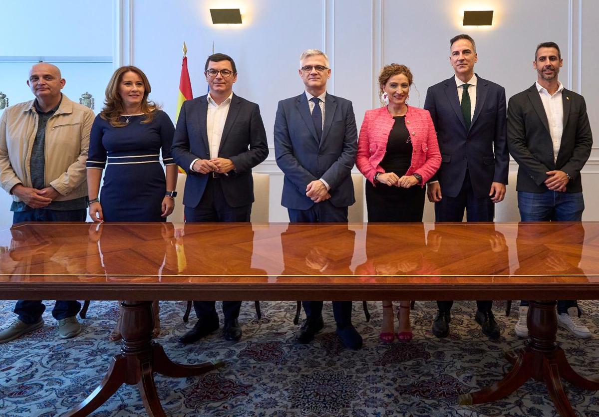 La presidenta majorera Lola García y el consejero Víctor Alonso se desplazaron a la firma del convenio, junto con el alcalde de La Oliva, Isaí Blanco.