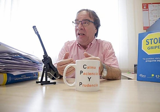 Una taza replica la frase con la que inicia sus tuits: Calma, paciencia y prudencia.