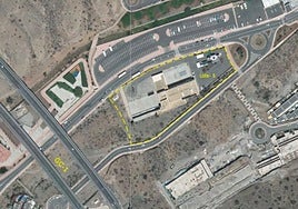 Vista de la parcela con el edificio de la clínica construido, pero cerrado desde hace años.