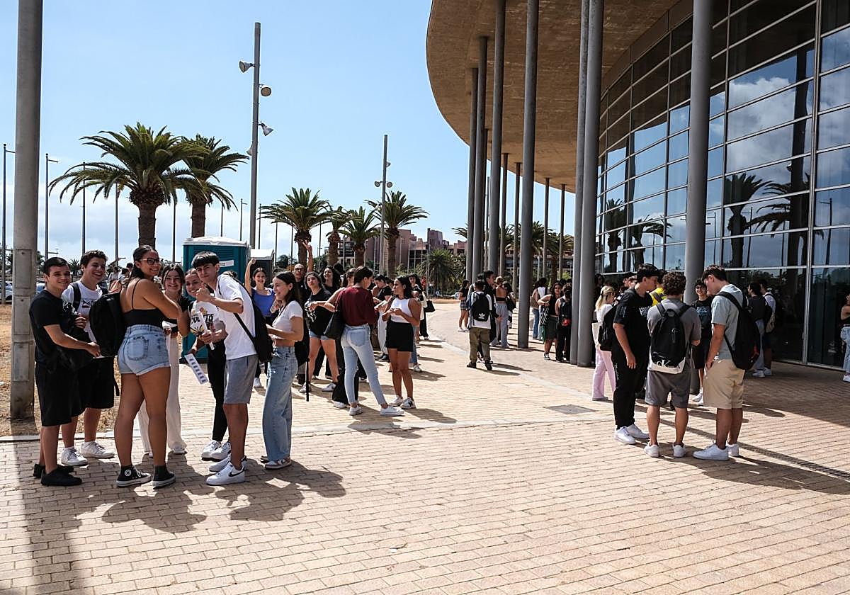 Imagen del exterior de ExpoMeloneras el miércoles, primer día de la EBAU. A la izquierda los baños químicos.