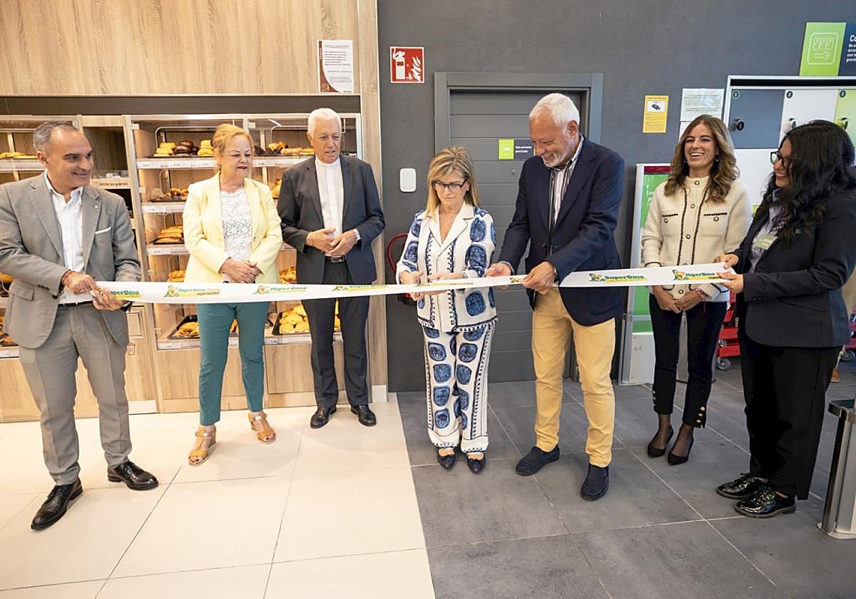 Representantes de HiperDino y autoridades en el momento del corte de cinta.