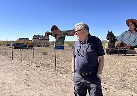 Llegando a Marfa. Atrás James Dean «crucificado» y Liz Taylor.