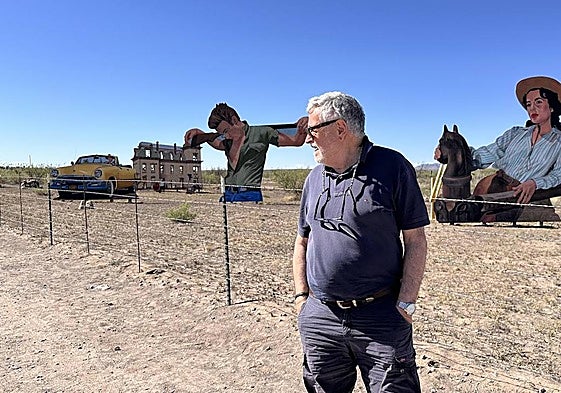 Llegando a Marfa. Atrás James Dean «crucificado» y Liz Taylor.