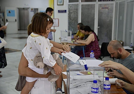 Vecinos votan en un colegio electoral del barrio de La Isleta, en la capital grancanaria.