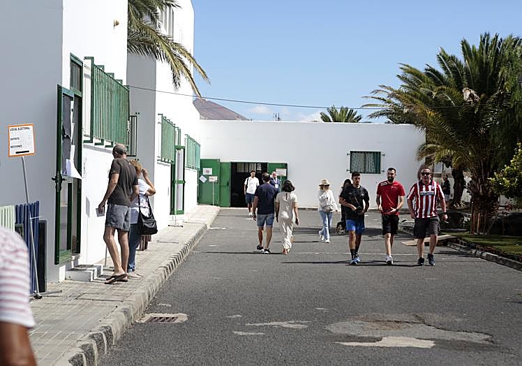 Colegio de Playa Honda, con votantes en el exterior.
