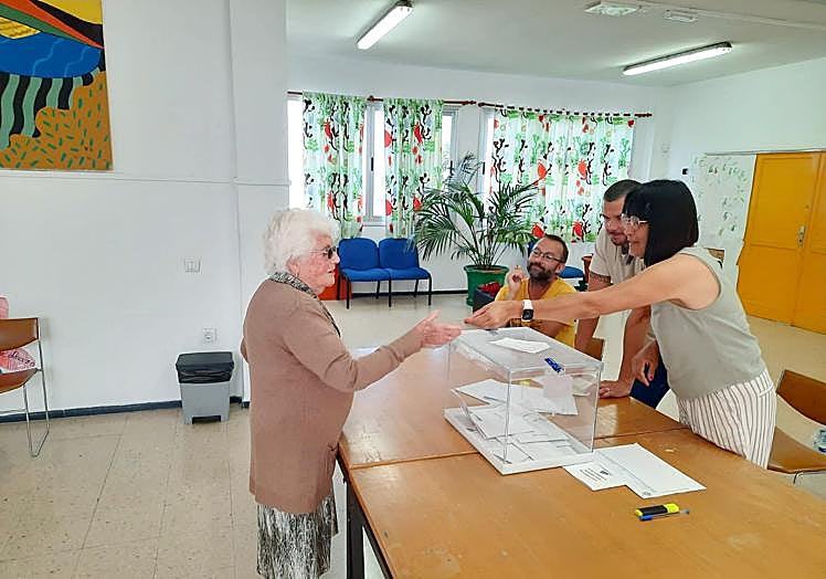Catalina Tejera, de 96 años, ejerciendo el sufragio en su mesa en Tinajo.