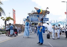 Pasacalles en la feria.