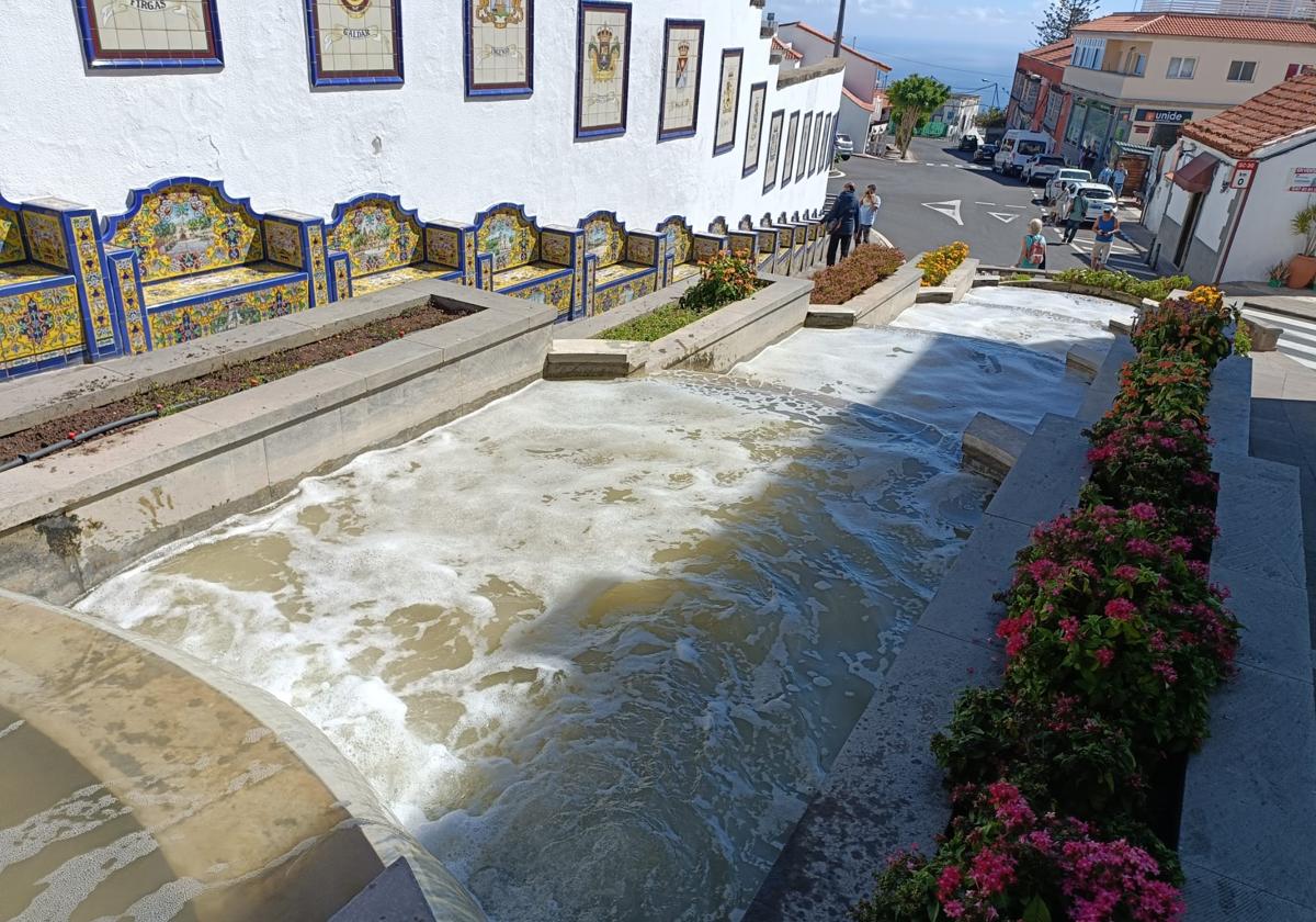 Denuncian el mal olor y aspecto «nauseabundo» de uno de los símbolos de Firgas